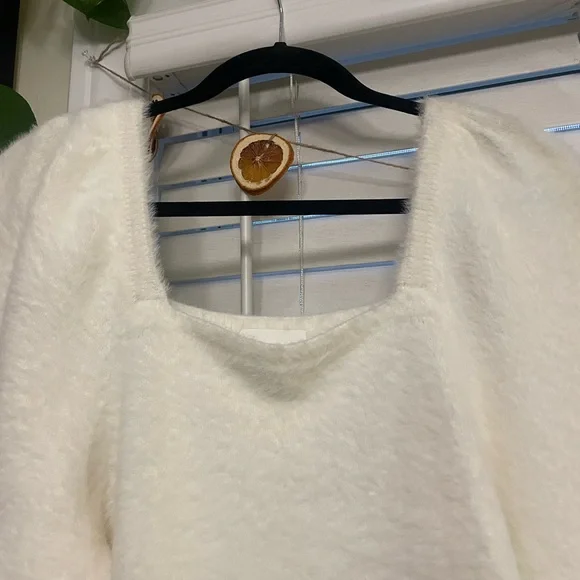 H&M fuzzy white sweater - Picture 5 of 5